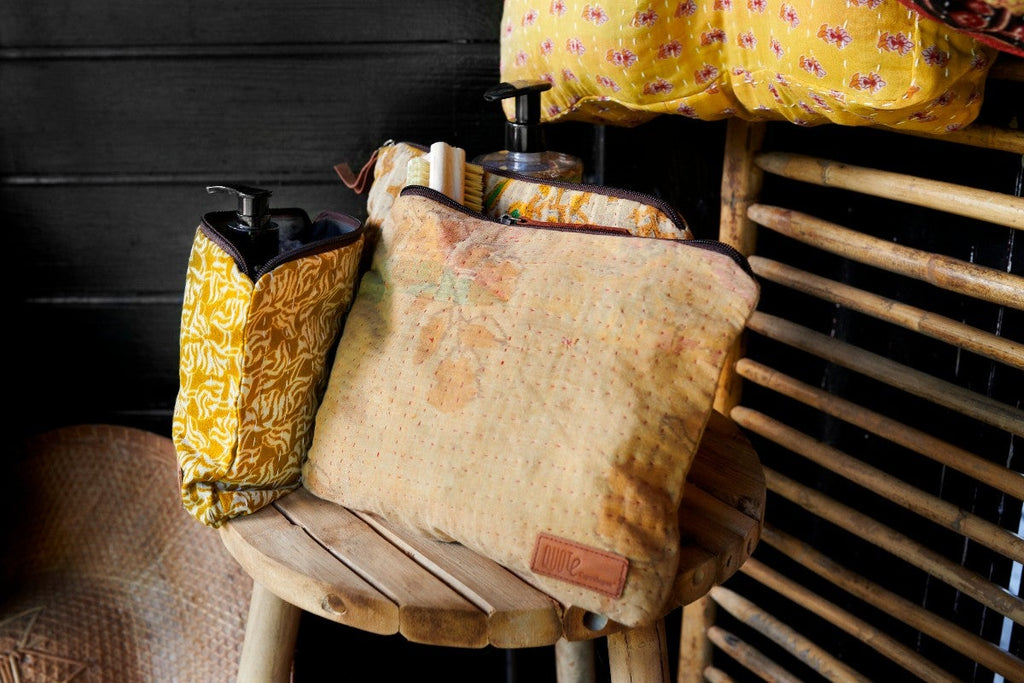 Vintage sari kosmetiktaske på bambus stol
