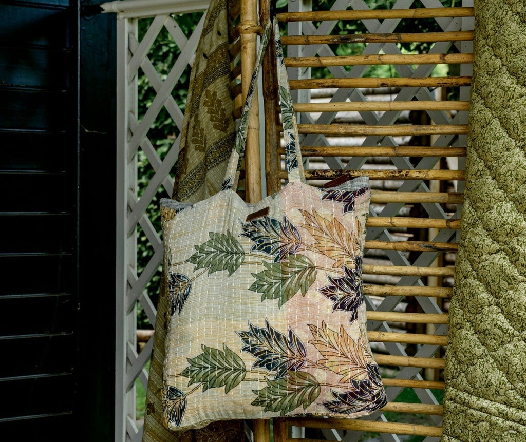 Vintage sari Indkøbstaske hængende på bambus pind.