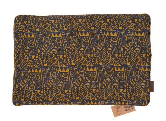 Sari pudebetræk i silke 60x40 cm i mørkeblå og sennepsgul med tætte geometriske orientalske mønstre, farverigt indisk boho pude.