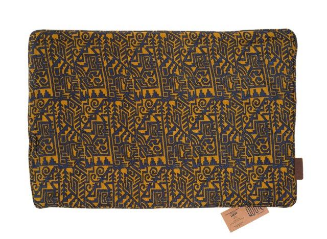 Unikt Silke pudebetræk 60x40 cm med navyblå baggrund og farverigt gyldent geometrisk mønster i indisk orientalsk sari pude-stil med boheme udtryk