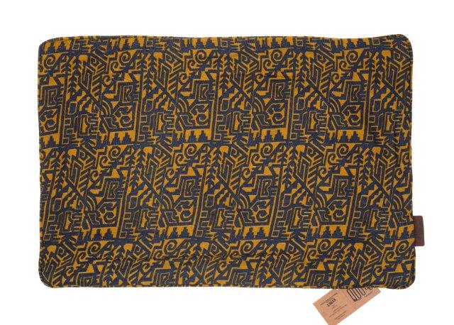 Silke pudebetræk 60x40 cm i mørkeblå og gyldne geometriske mønstre, orientalsk indisk sari pude med vintage boho udtryk.