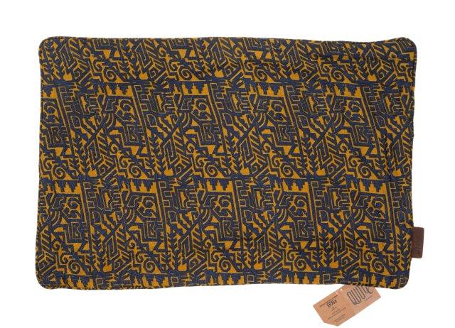 Silke pudebetræk 60x40 cm i mørkeblå og sennepsgul med farverigt etnisk boho orientalsk geometrisk mønster og sari pudebetræk.