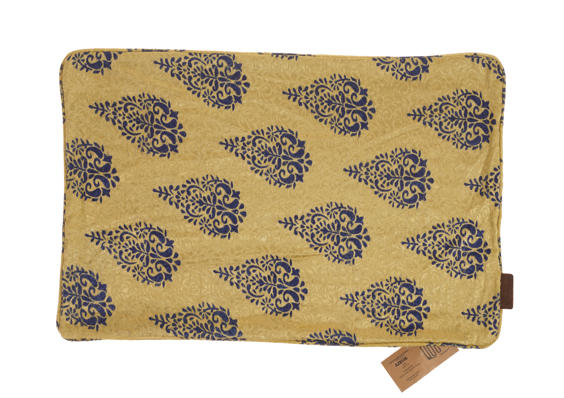 Silke pudebetræk 60x40 cm i sand og mørkeblå med gentagne orientalske blomster og slyngmønster, indisk sari pude i boho vintage stil.