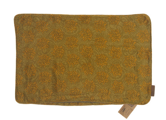 Silke pudebetræk 60x40 cm i varm sennepsgul med gyldne blomsteragtige mønstre i et vintage orientalsk boho look som sari pude