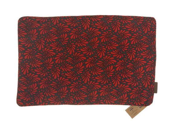 Silke pudebetræk 60x40 cm i dyb rød med sort blomsterornamenter indisk sari pude i boheme orientalsk vintage etnisk unik stil.