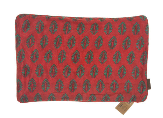 Silke sari pudebetræk 60x40 cm i rød bund med turkisgrønne ornamenter som små palmeblade i et orientalsk etnisk boho mønster.