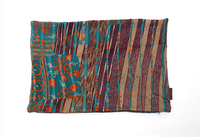 Sari Kantha pudebetræk i levende blå og orange nuancer med et unikt patchworkmønster. Vælg denne pude for et kunstnerisk flair, der tilføjer farve og tekstur til rummet. Størrelse: 60 x 40 cm.