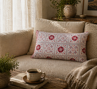 Unikt sari pudebetræk 30x50 i vintage boho stil med farverige røde blomster-/medaljonmønstre på hvid og grå bund, etniske orientalske saripuder/upcycled pude-design