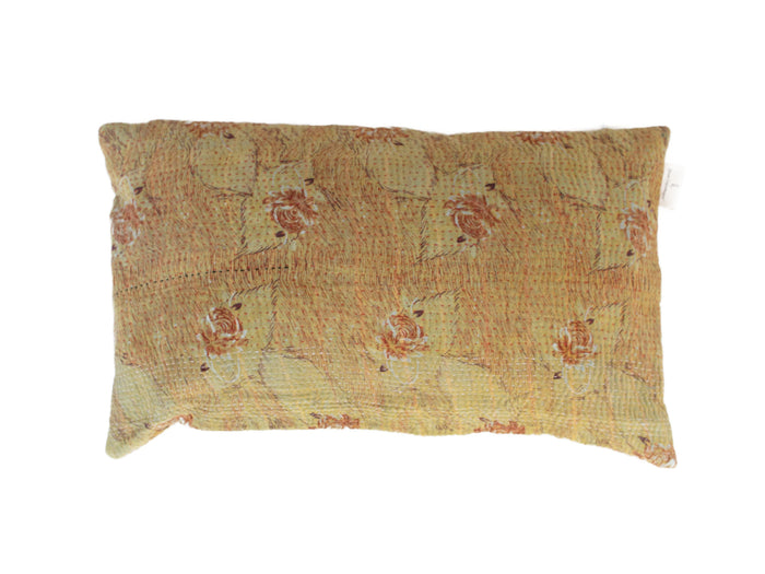 Farverigt indisk sari pudebetræk i 30x50 med turkis, mørkeblå og guld mønstrede ornamenter og bølge-/geometrisk design – unika boho og vintage sari pude