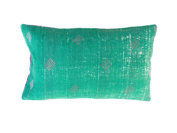 Lilla sari pudebetræk i 30x50 cm med farverige etniske detaljer, hvide prikker og diskret rød stribe – unika indisk boho pude til sofa og seng