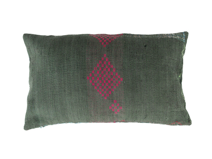 Sari pudebetræk 30x50 i cremehvid med farverige små blomster- og mønstrede stjerner, diskrete striber og boheme/indisk vintage kant i mørkeblå og rød, unik saripude til sofaen