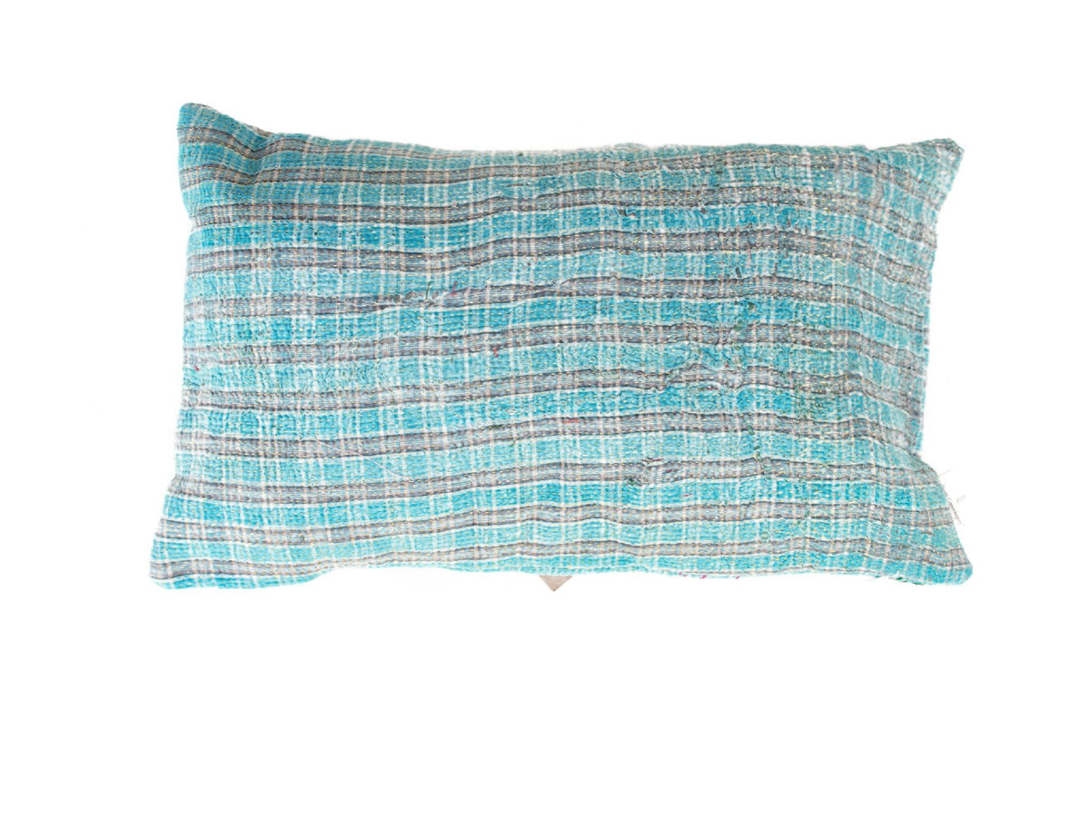 Sari pudebetræk 30x50 med unika upcycled patchwork i farverige striber (pink, grøn, gul) samt sort-hvid boheme zigzag og blomsterorientalske mønstre i indisk stil