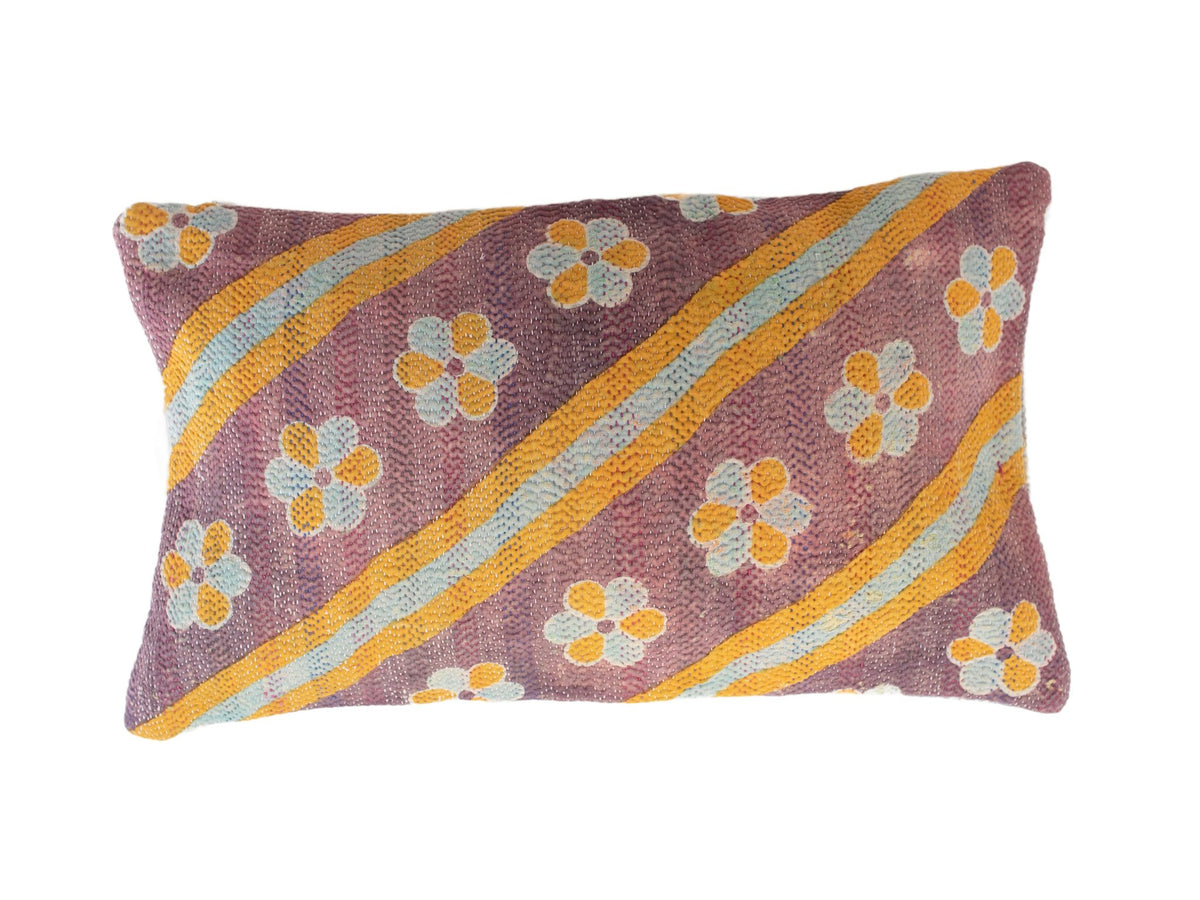 Sari pudebetræk 30x50 cm i mørkeblå med hvide prikker og farverige blomster i rød, creme og lysblå – vintage boho indisk/etnisk upcycled saripude.
