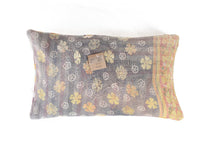 Sari pudebetræk 30x50 cm i lilla/mørkrosa med farverige diagonale striber i sennepsgul og lys blå samt blomstermønster – unikt indisk vintage boho saripude (upcycled)