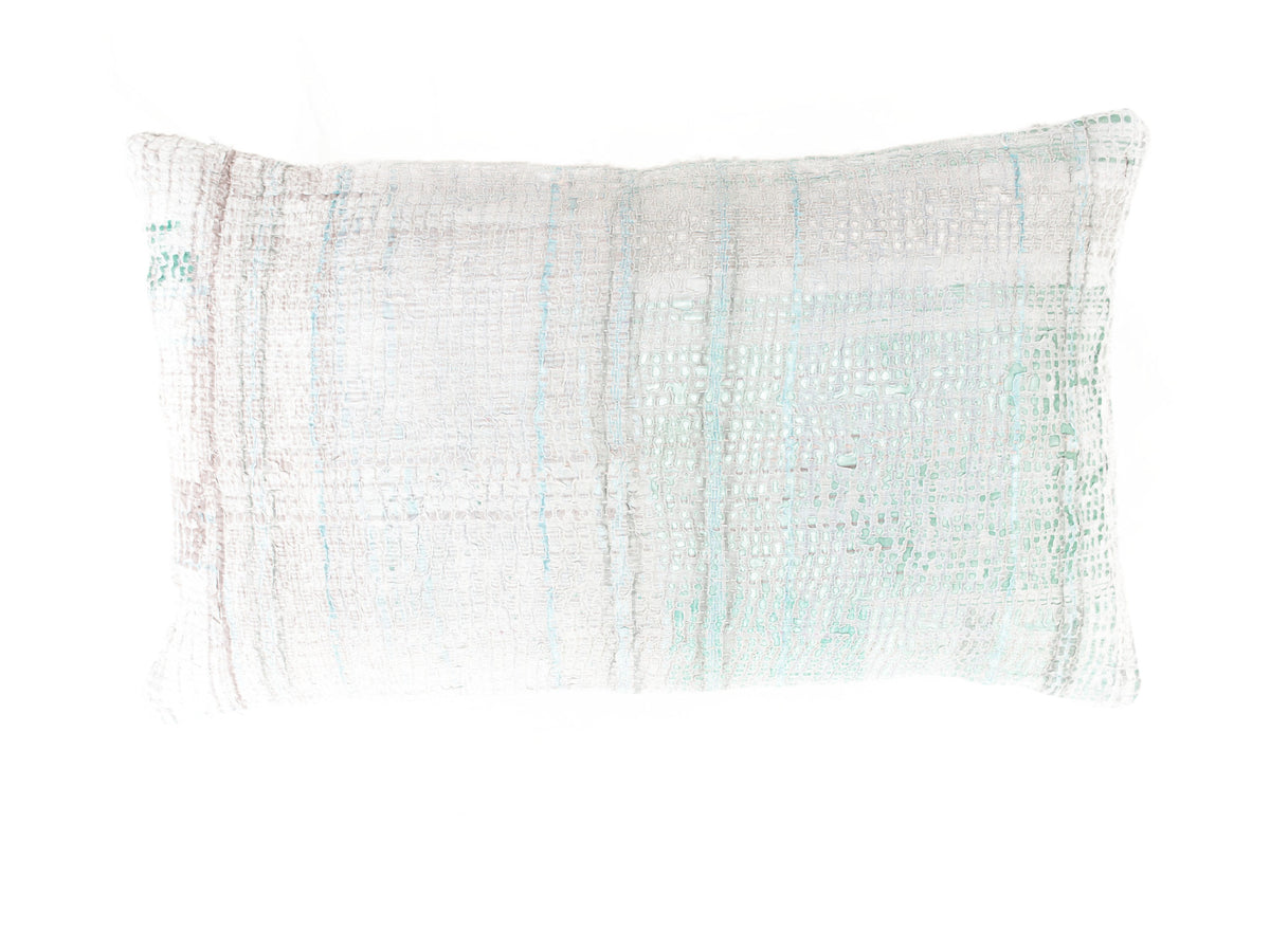 Sari pudebetræk 30x50 med hvid bund og lyseblå mønster, farverige boho/boheme indiske saripuder med broderede striber