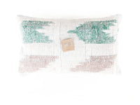 Sari pudebetræk 30x50 cm i hvid og lyseblå/turkis med let grønne nuancer og vintage, boho mønsterstruktur – unika indisk pudebetræk til saripuder og saripude-look