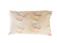 Sari pudebetræk 30x50 cm i beige/creme med farverige etniske mønstre i grøn, orange og pink – unika saripude i boho/vintage stil