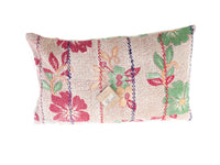 Sari pudebetræk 30x50 cm i vintage boho-stil med farverige blomster i rød, grøn og blå på beige bund (unika sari pude)