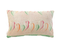 Lilla sari pudebetræk 30x50 i boheme/boho stil med farverige etniske detaljer, fint stofmønster og små beige broderede blomster. Unik indisk pudebetræk til saripuder og vintage puder.