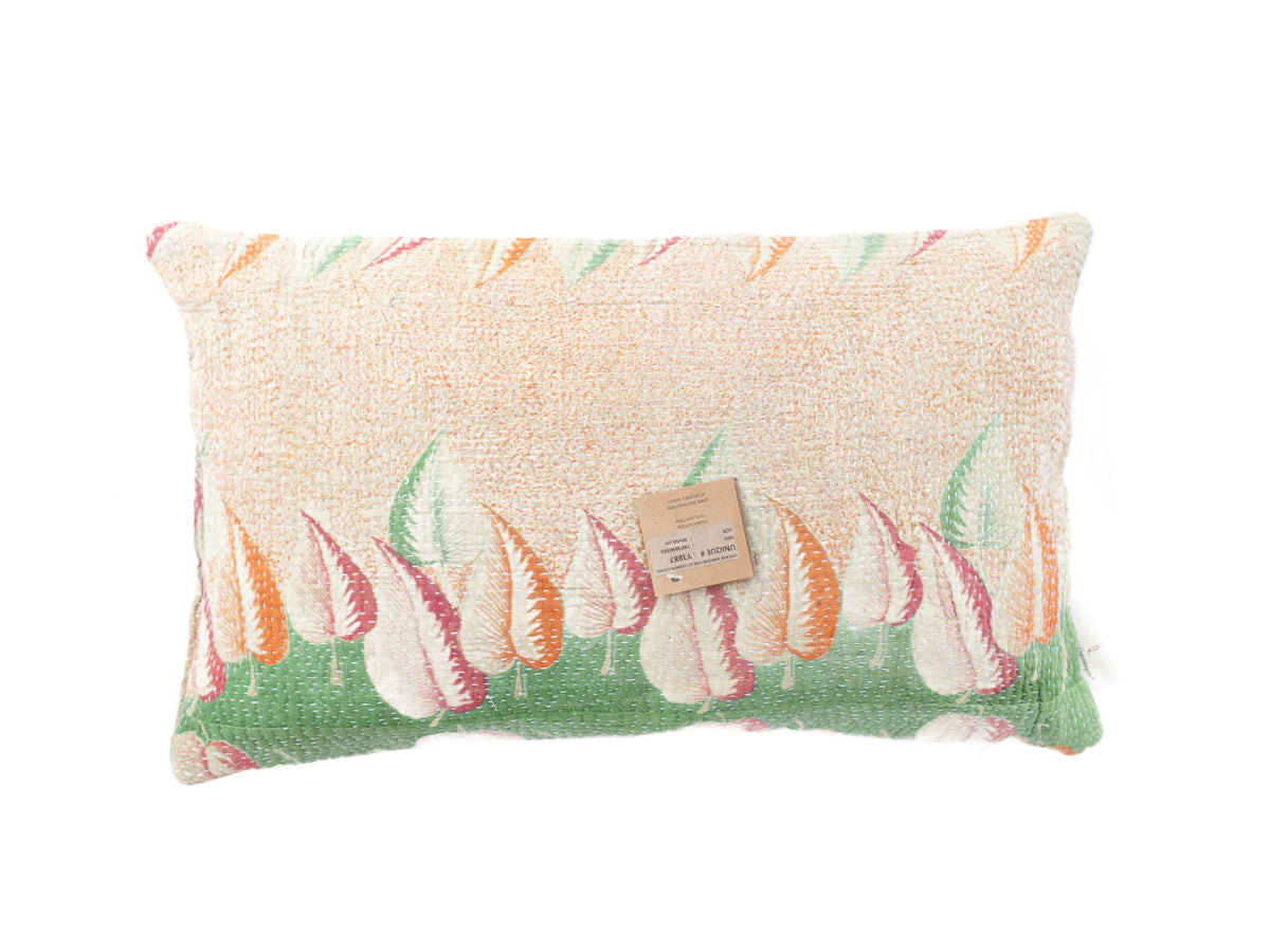 Sari pudebetræk 30x50 i upcycled vintage indisk tekstil med farverige mønstre i grøn, orange og pink på lys beige bund – unik saripude/boheme pude til sofa og seng