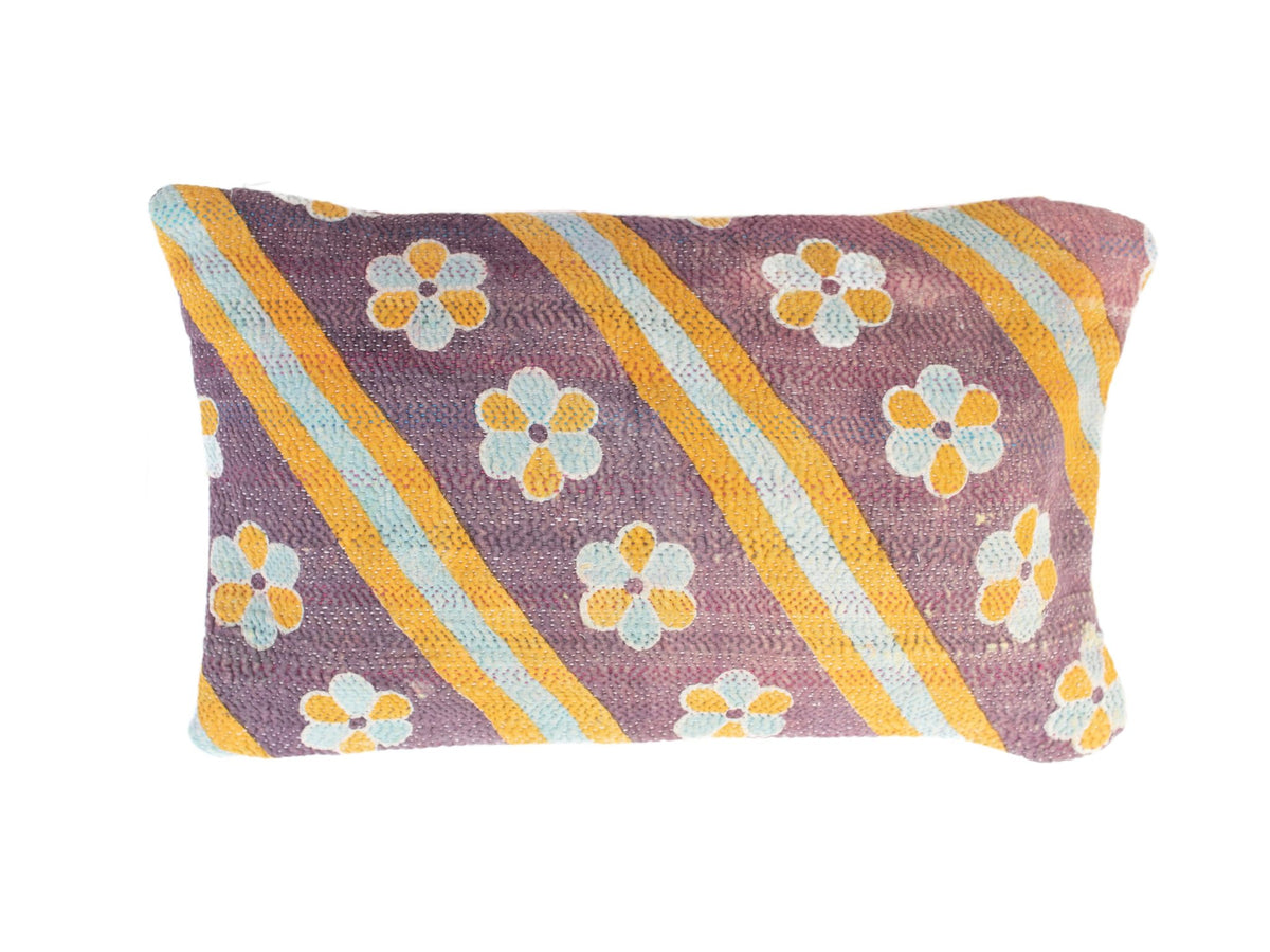 Unikt sari pudebetræk i 30x50 cm med farverigt orange og hvidt mønster, orientalske blomster/ornamenter og saripude-look i boheme stil (indisk, vintage/upcycled)
