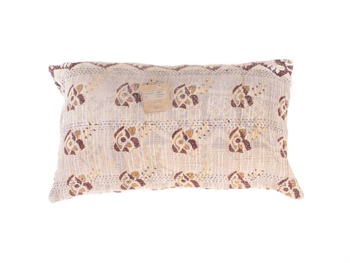 Sari pudebetræk 30x50 i beige med brune og gyldne dekorative mønstre, etniske og boheme saripuder af upcycled indisk stof med orientalske detaljeheart