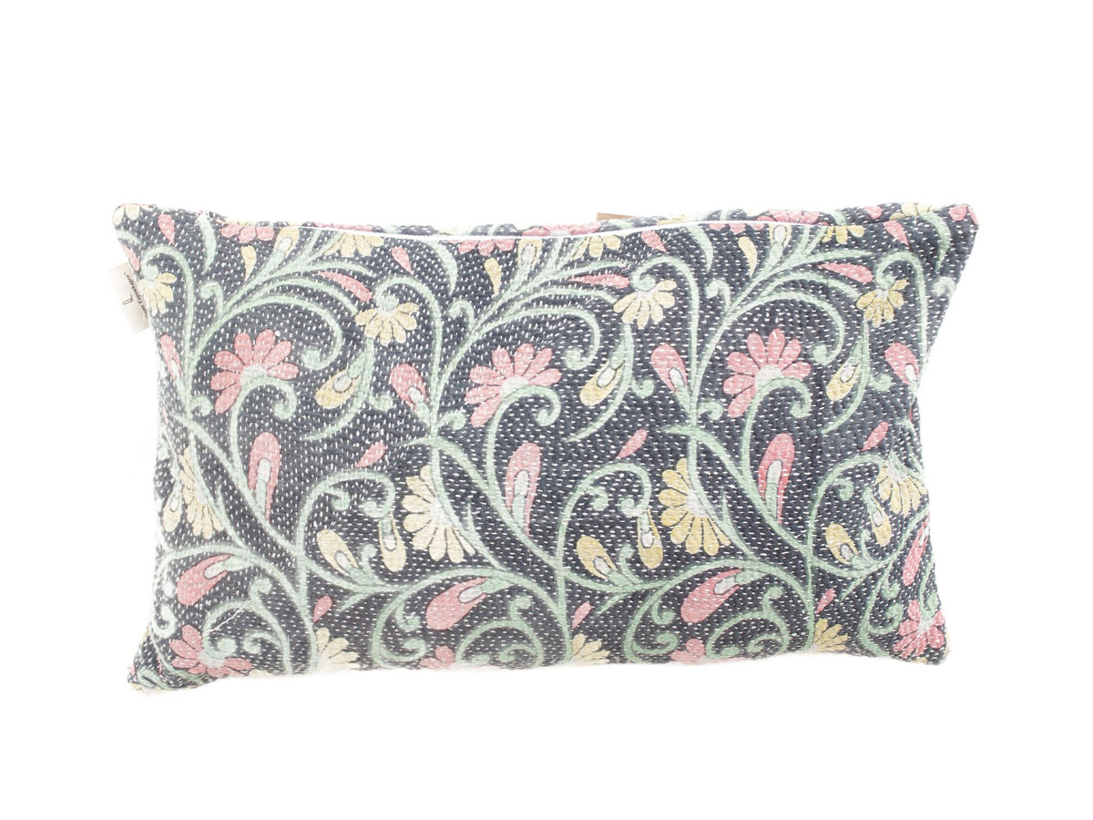 Sari pudebetræk 30x50 i cremebeige med brune bordeaux blomster-ornamenter og dekorativt mønster