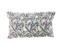 Sari pudebetræk 30x50 i cremebeige med brune bordeaux blomster-ornamenter og dekorativt mønster