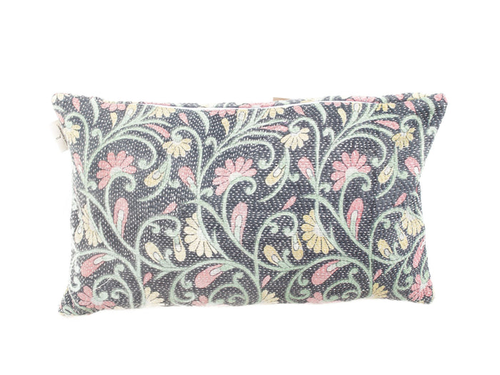 Sari pudebetræk 30x50 i cremebeige med brune bordeaux blomster-ornamenter og dekorativt mønster