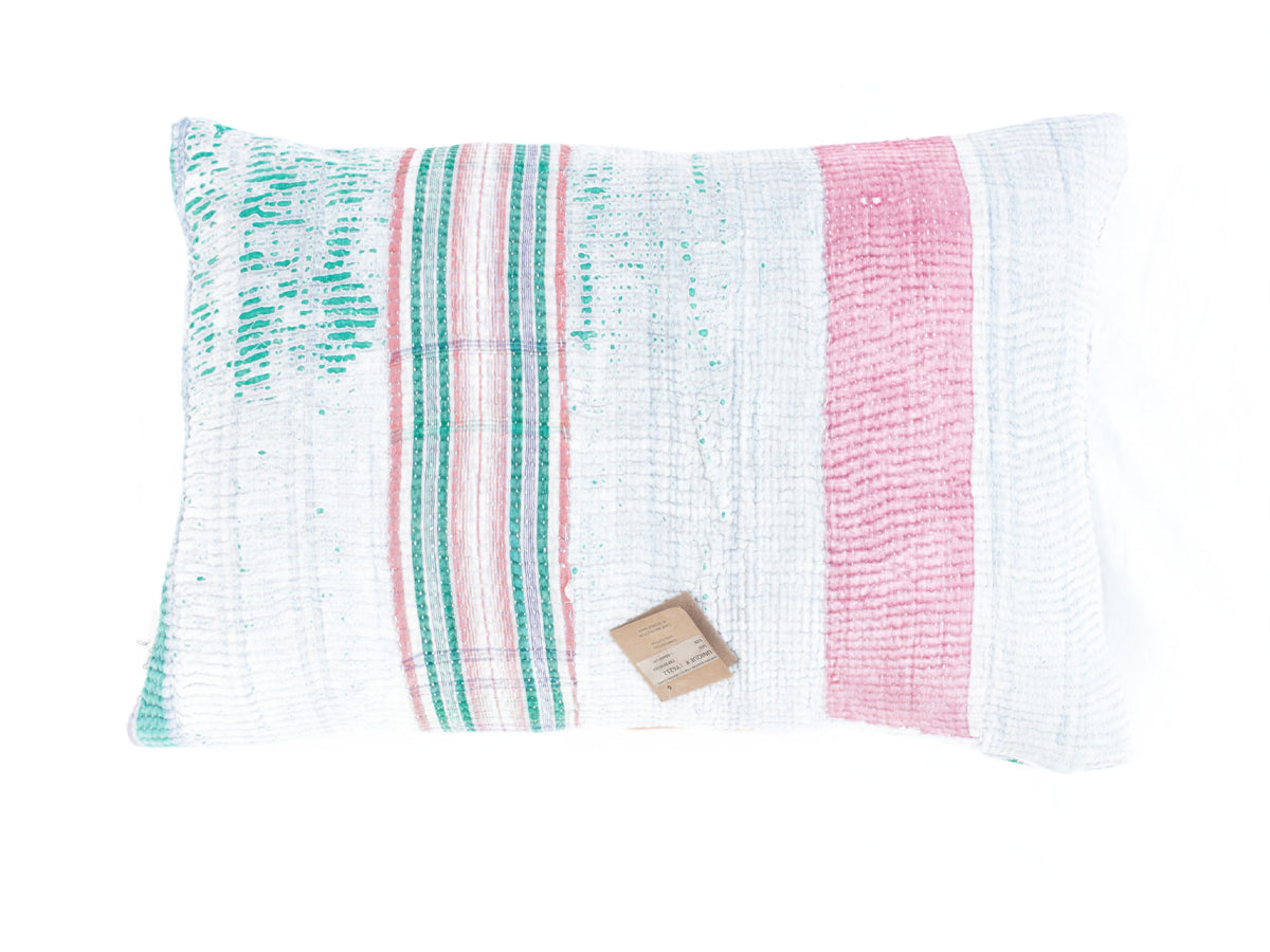 Sari pudebetræk 60x40 i farverig vintage boho stil med pink, grøn og lilla blomster-/bladmønster og indiske etniske detaljer som unika saripude til sofa og seng.