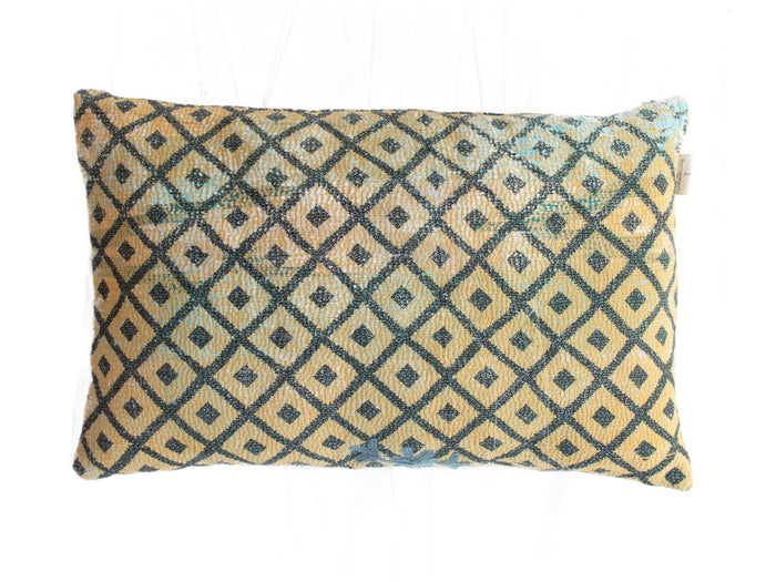 Grønt sari pudebetræk 60x40 i boho/vintage stil med hvide mønstre og etniske tern – unikt indisk saripude betræk (upcycled)