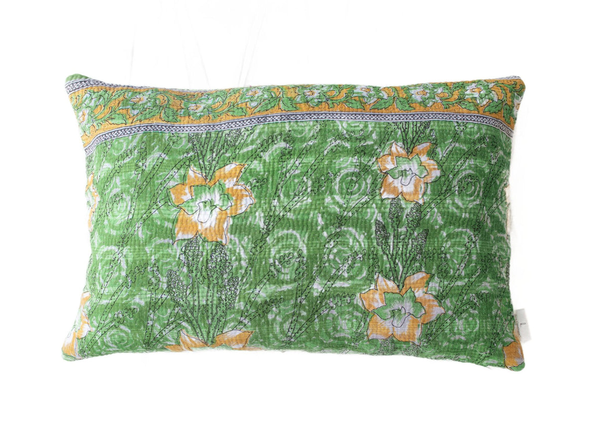 Sari pudebetræk 60x40 med hvid base og farverige etniske blomstermønstre i rød, grøn, blå og lilla – indisk vintage boho saripude/ saripuder til orientalsk og boheme boligindretning