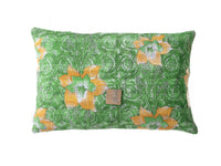 Sari pudebetræk 60x40 i hvid med farverige boho boheme mønstre i rød, blå, grøn og orange – unika indisk pudebetræk, orientalsk sari pude / saripuder
