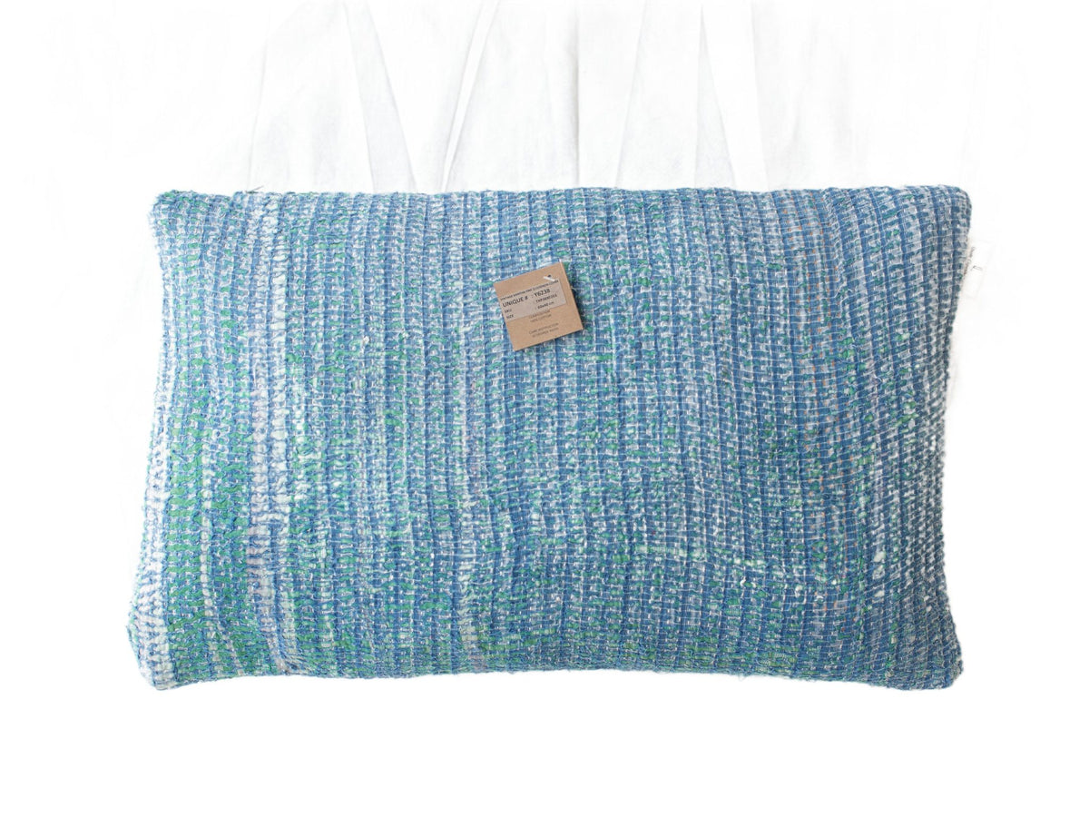 Indisk sari pudebetræk 60x40 i lyseblå med farverige gulbrune blomstermønstre – unika boheme/boho saripude til orientalske vintage puder