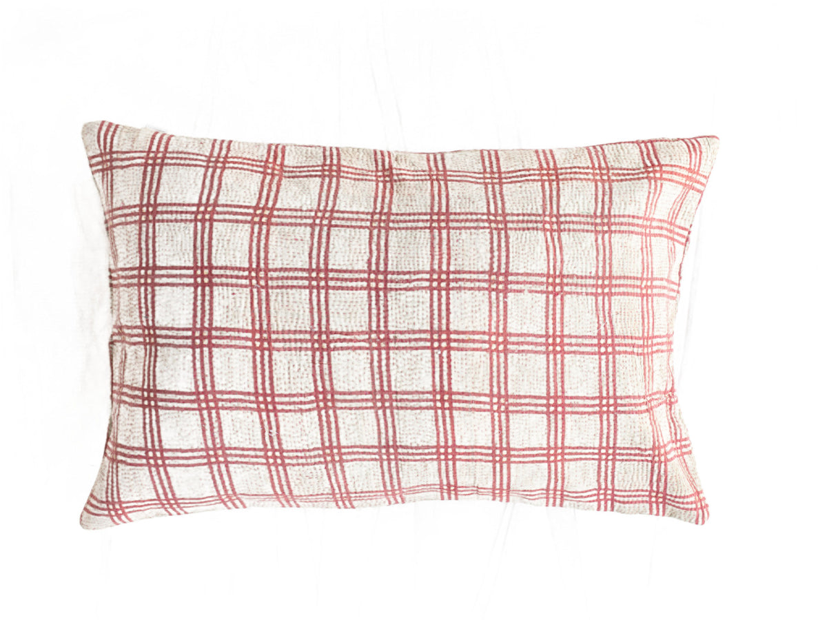 Sari pudebetræk 60x40 med farverigt vintage boheme mønster i rød, blå, gul og sort – indisk upcycled saripude / indiske puder