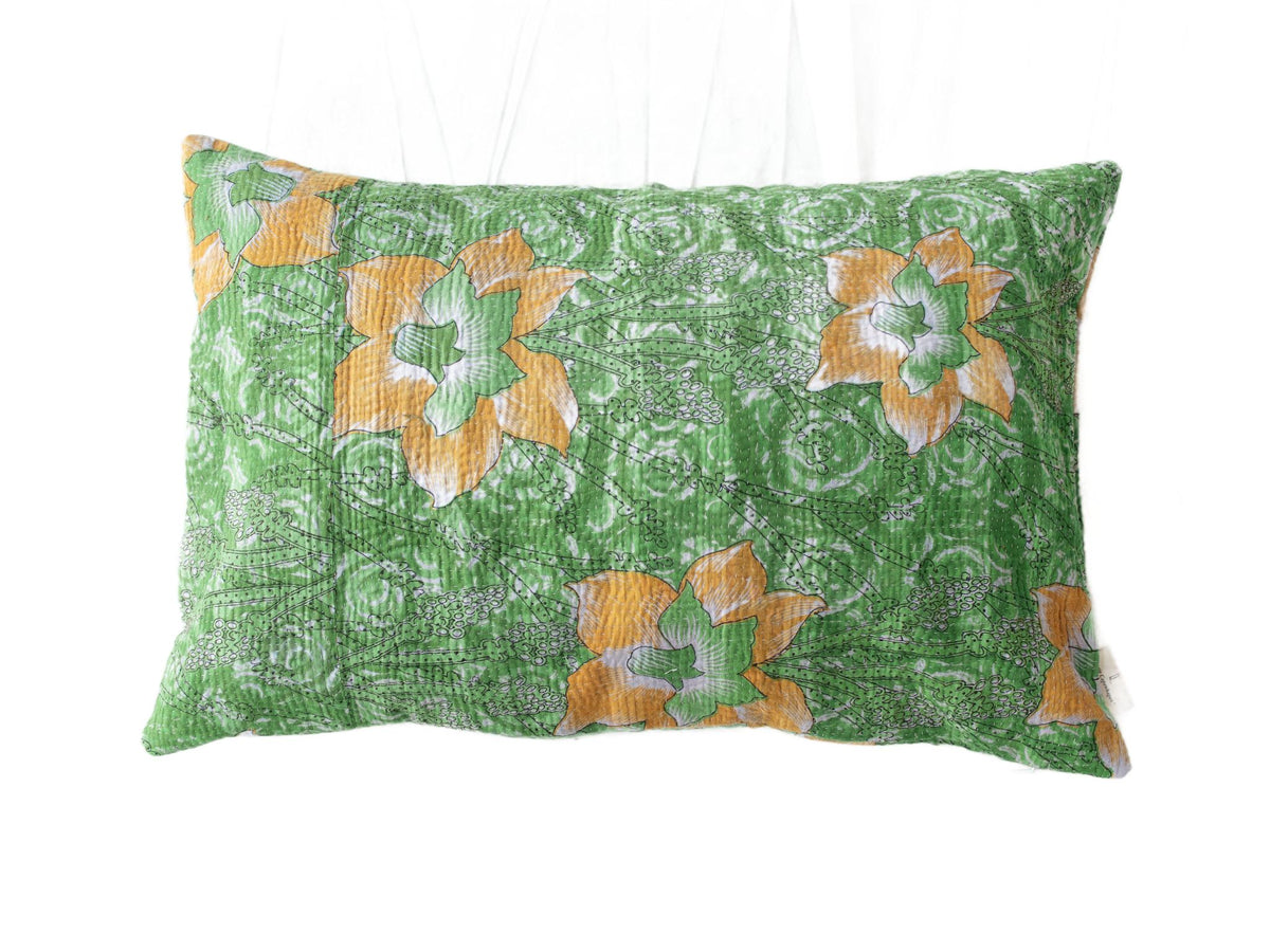Sari-Kissenbezug 60x40 cm in Weiß und Rot mit farbenfrohen Vintage-Blumen- und geometrischen Mustern – Indisches Boho-/Bohemian-Sari-Kissen im einzigartigen Upcycling-Stil