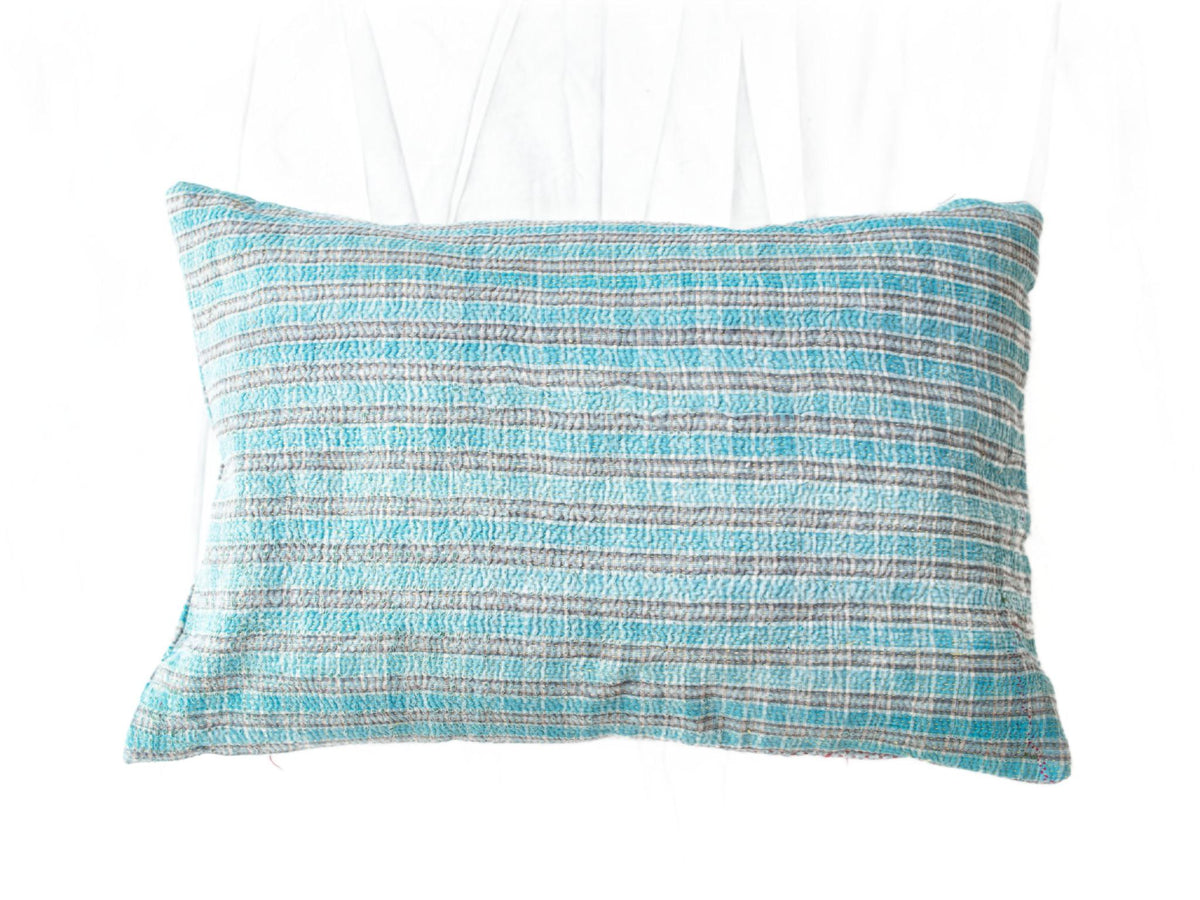 Sari pudebetræk 60x40 med farverige striber i blå, pink og mørke toner, unikt indisk vintage saripude i boho/boheme stil, etnisk upcycled pude.