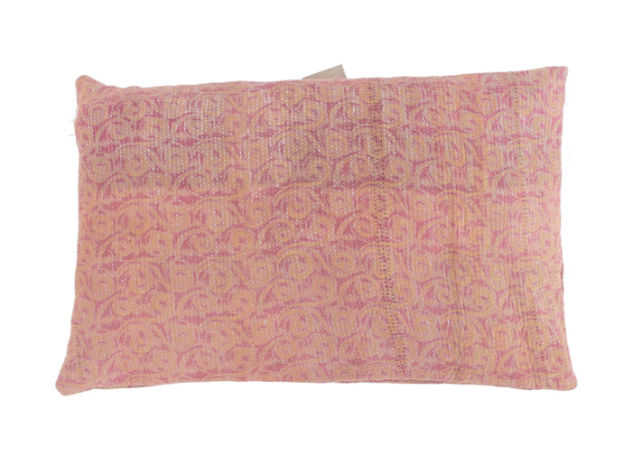 Sari pudebetræk 60x40 i blå turkis ternet/horizontal stribet mønster med beige og cremegrå baggrund på sofa.