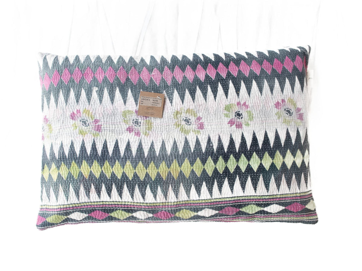 Sari pudebetræk 60x40 cm i sort med farverige indiske boheme mønstre, paisley og blomster i rød, beige og guldtoner – unik saripude med orientalsk vintage look