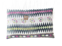 Sari pudebetræk 60x40 cm i sort med farverige indiske boheme mønstre, paisley og blomster i rød, beige og guldtoner – unik saripude med orientalsk vintage look