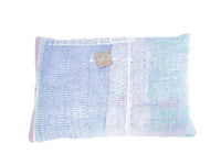 Sari pudebetræk 60x40 i varm sennepsgul farve med vintage diamantmønstre i lilla/brun og turkis – unik indisk boho pude med farverige etniske detaljer (saripuder)
