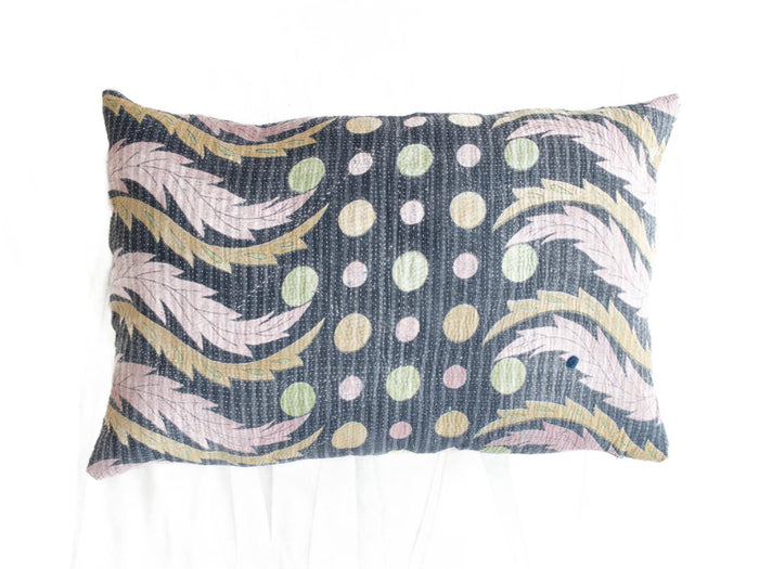 Sari pudebetræk 60x40 i boheme vintage stil med farverige diagonale striber i rosa, grøn, lilla og creme samt blomster- og bladmønster – unik indisk upcycled saripude.