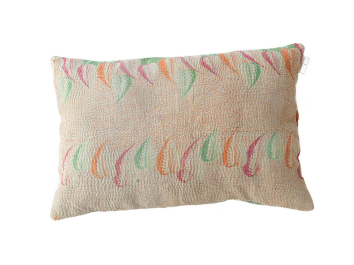 Sari pudebetræk 60x40 med unikt boheme/vintage blomstmønster i varm sennepsgul, beige og rustorange – indisk etnisk saripude i farverige upcycled tekstil.
