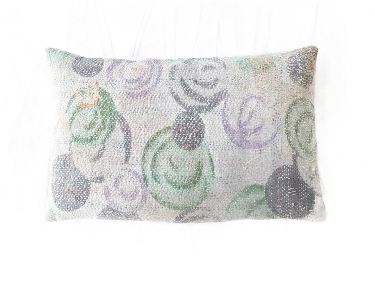 Sari pudebetræk 60x40 med saripude i boho/boheme stil i lilla, turkis og hvid med farverige etniske striber og dekorative mønstre i guld.