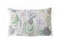 Sari pudebetræk 60x40 med saripude i boho/boheme stil i lilla, turkis og hvid med farverige etniske striber og dekorative mønstre i guld.