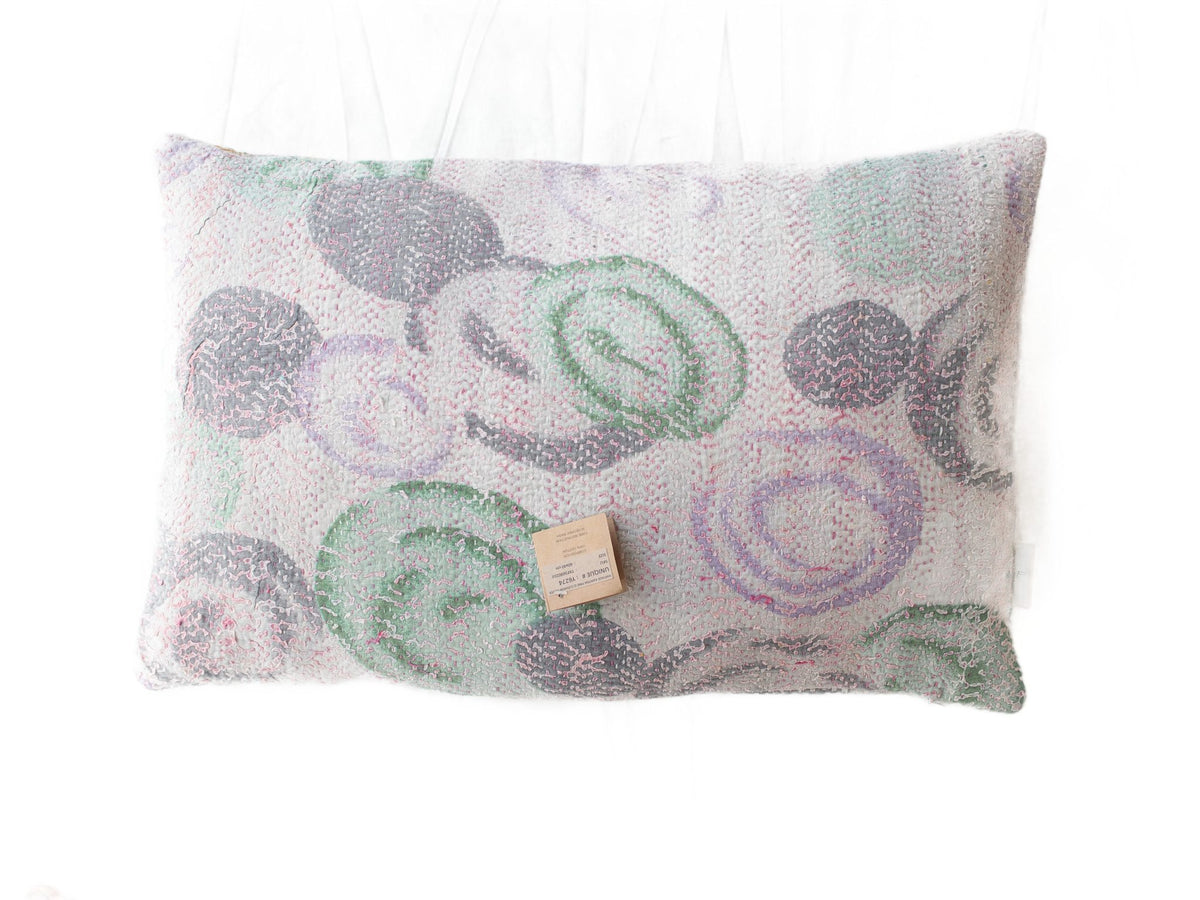 Sari pudebetræk 60x40 cm i vintage boho stil med farverige etniske mønstre i turkis, hvid, sort og okker samt dekorative bølge- og ornamentfelter