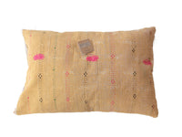 Unikt sari pudebetræk 60x40 i patchwork af grå, offwhite og støvet pink med farverige indiske mønstre i boho/vintage stil (saripude)