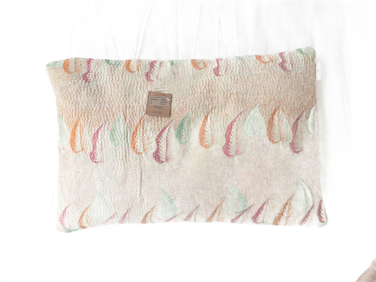 Sari pudebetræk 60x40 i vintage boho stil med farverige rød-, grå- og gule mønstre samt blomster, unika indisk pude (saripude)