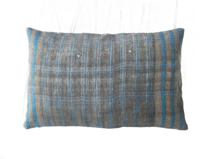 Sari pudebetræk 60x40 i hvid/creme med sort geometrisk mønster, striber og små blomsterdetaljer – indisk boho vintage saripude upcycled unika puder til sofa og seng