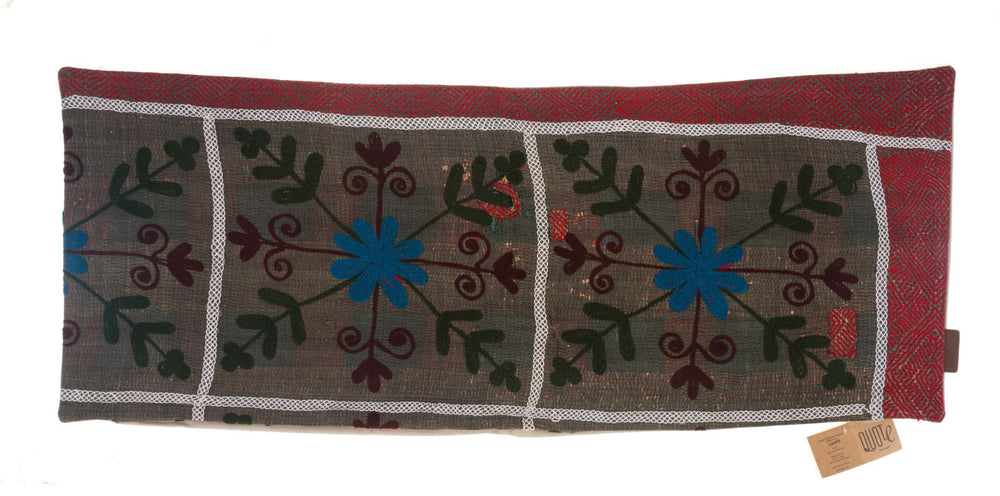 Suzani pudebetrÃ¦k 50x50 cm med farverigt blomstermÃ¸nster i grÃ¥brun rÃ¸d grÃ¸n og blÃ¥ samt hvid kant i etnisk boho vintage orientalsk stil